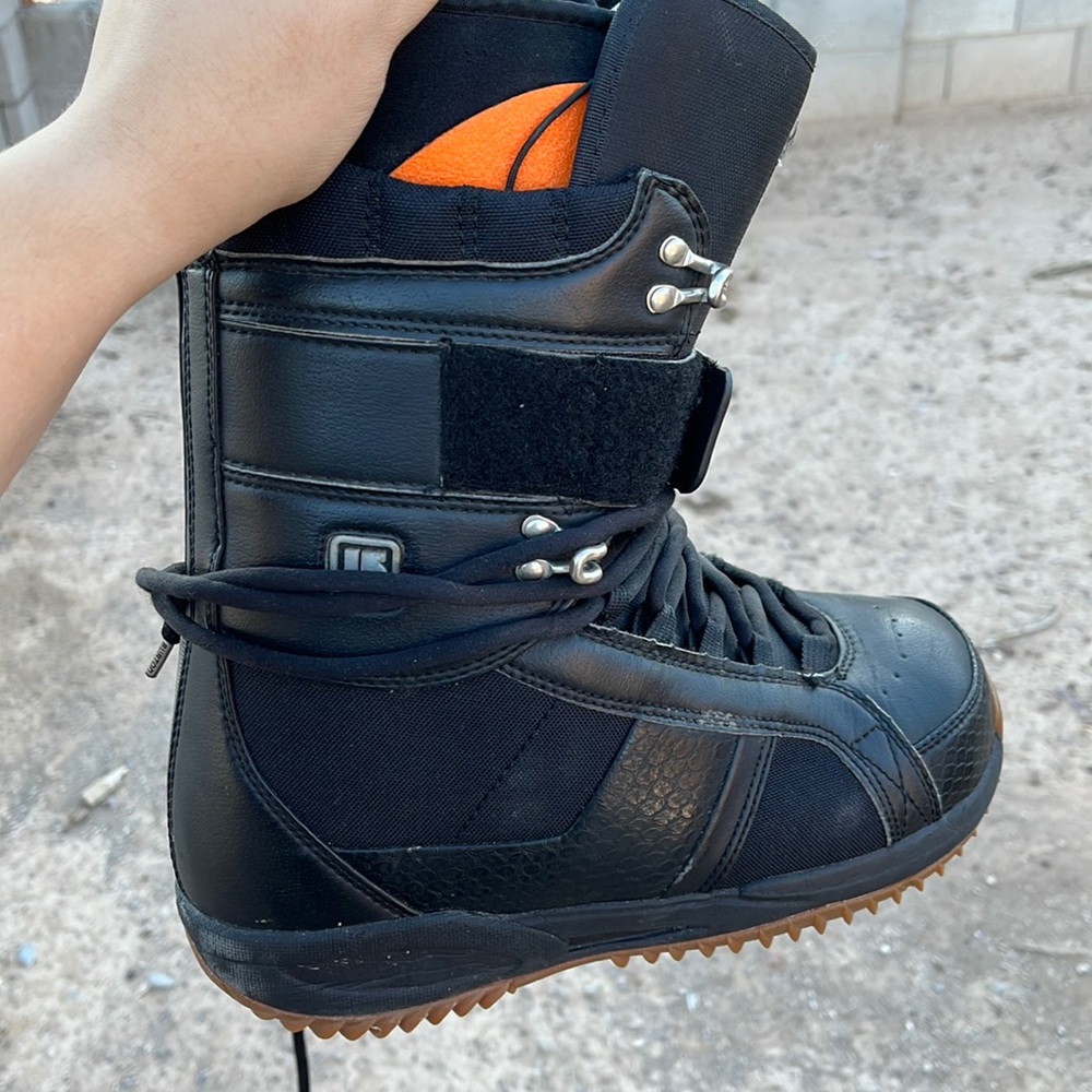 Snowboarding boots
